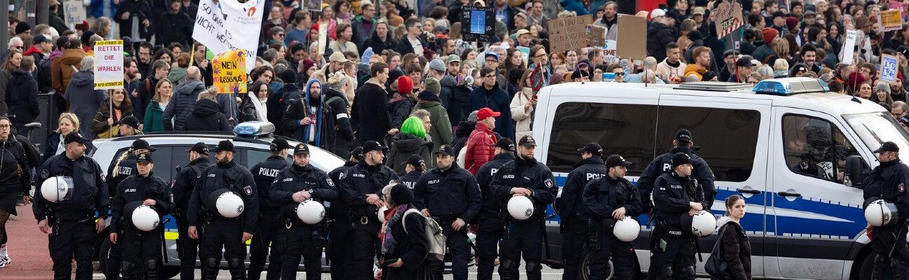 Demonstration and moving street rave against fascism and racism. One day before national elections, around 80.000 people with sound systems took to the streets in Hamburg, Germany. Credit: Rasande Tyskar