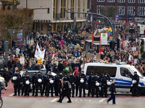 Demonstration and moving street rave against fascism and racism. One day before national elections, around 80.000 people with sound systems took to the streets in Hamburg, Germany. Credit: Rasande Tyskar